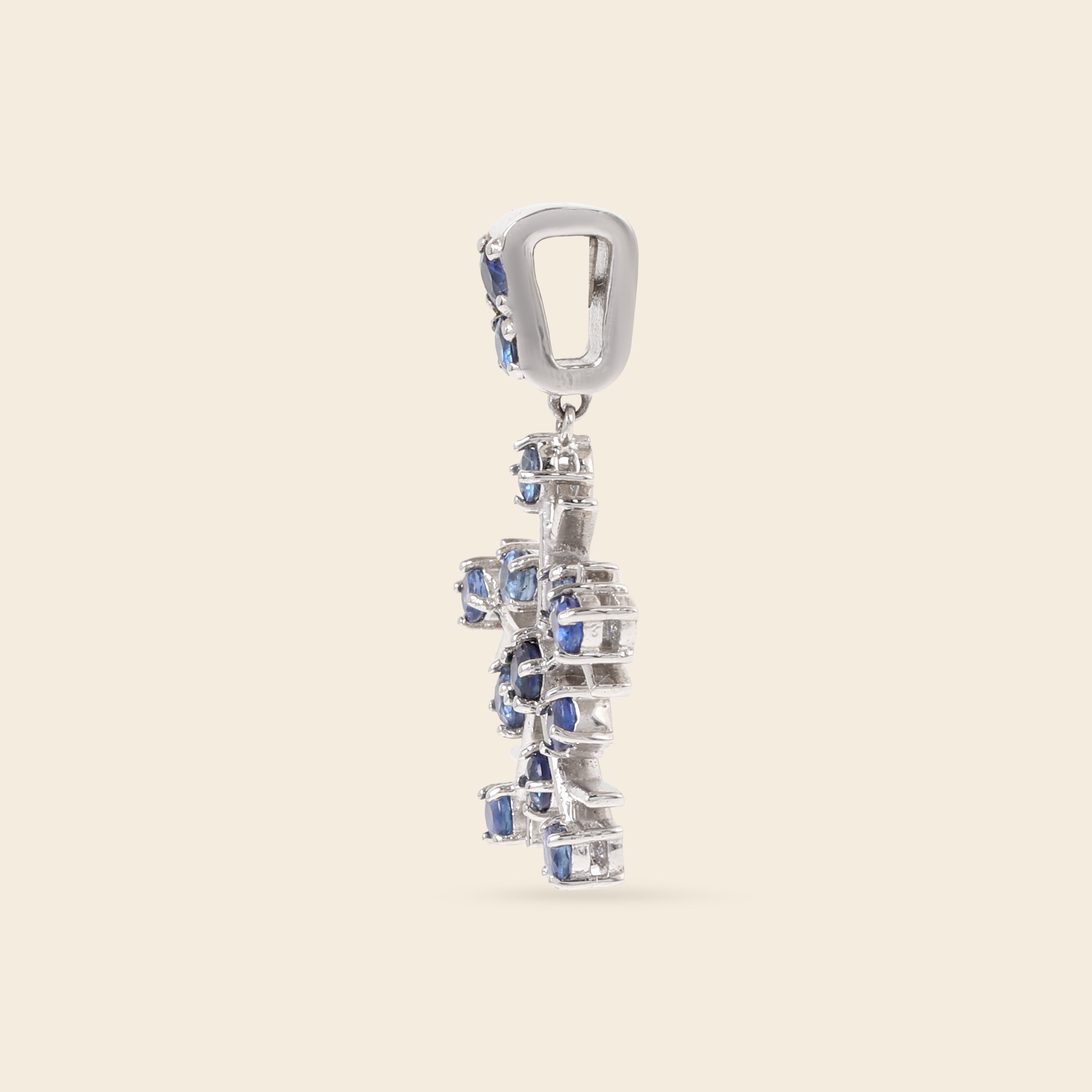 Blue sapphire snowflake pendant in 925 silver — display view