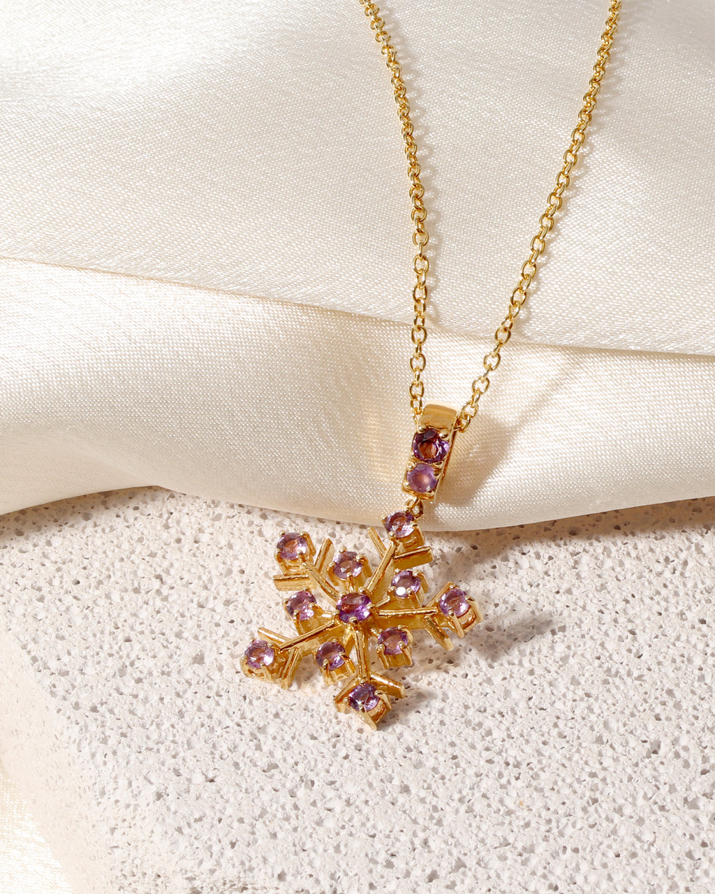 Amethyst snowflake pendant in 18K gold — detail view