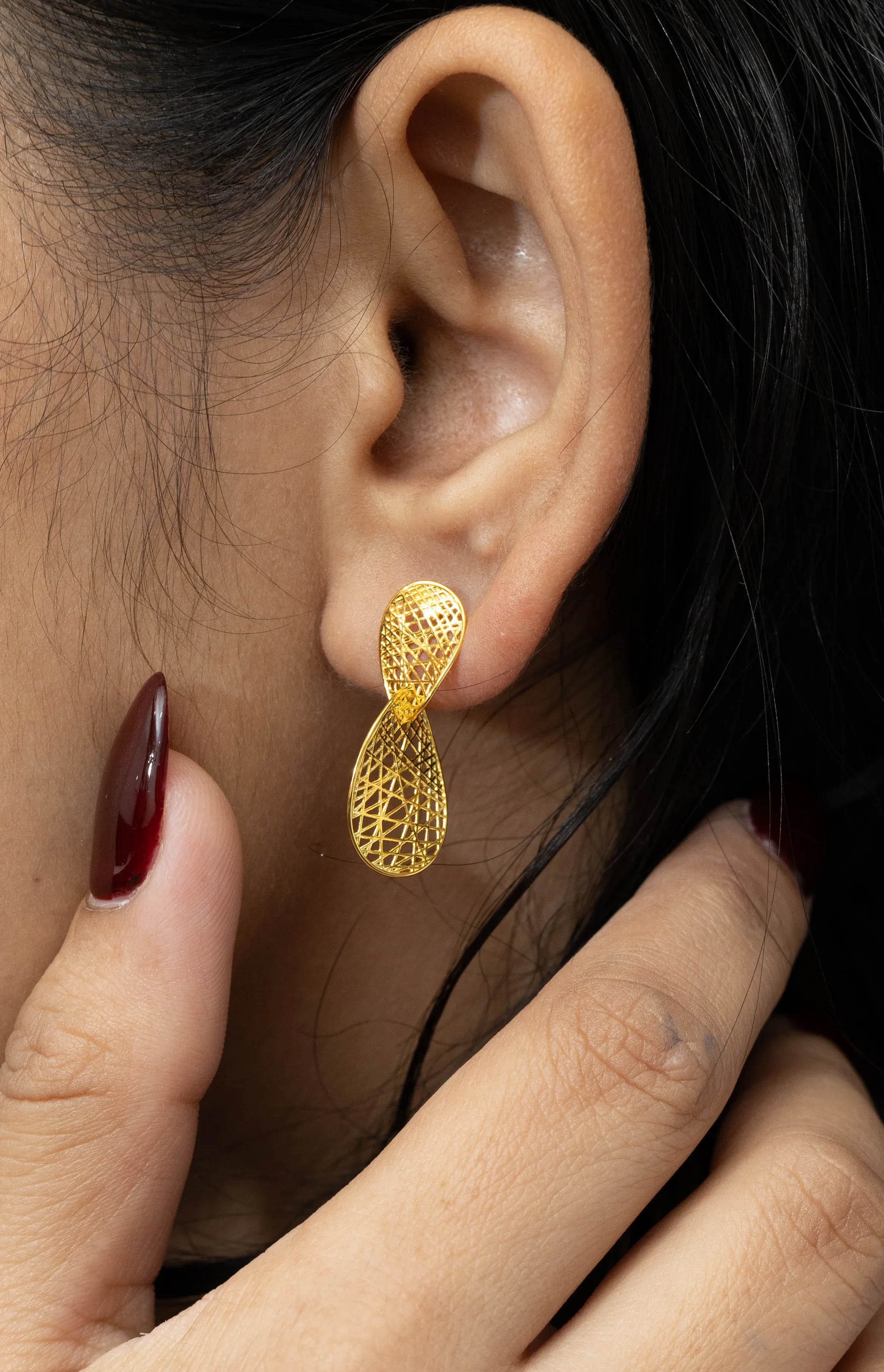 Minimalist gold twist earrings for women