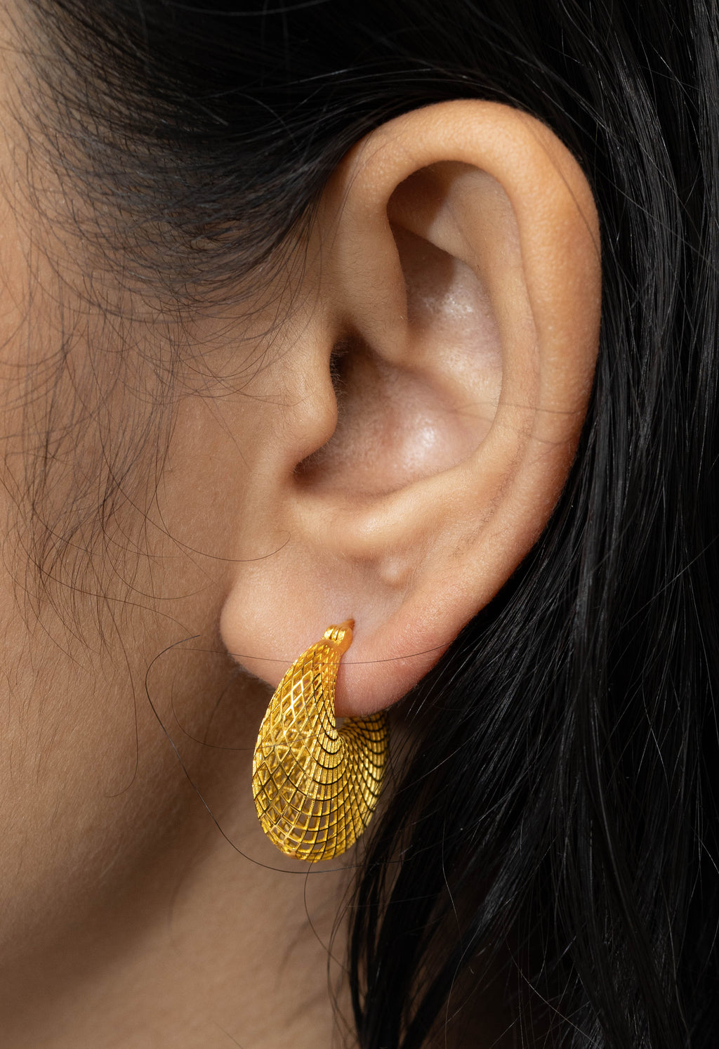 Minimalist mesh hoop earrings for women