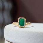 Emerald cocktail ring in 18K gold — display view