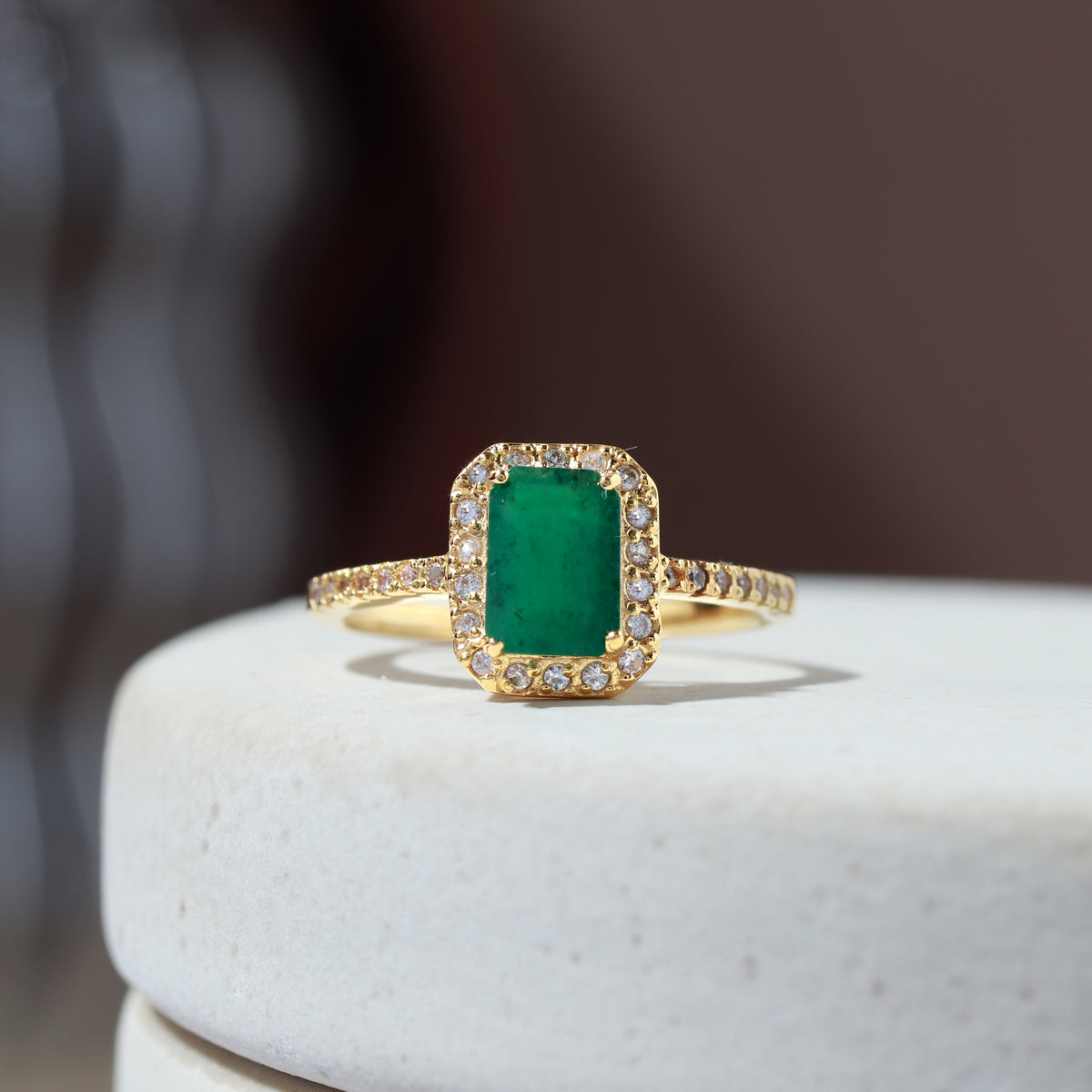 Emerald cocktail ring in 18K gold — display view