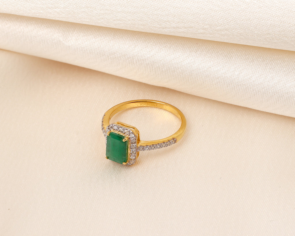 Luxury emerald statement ring in 18K gold — detail view