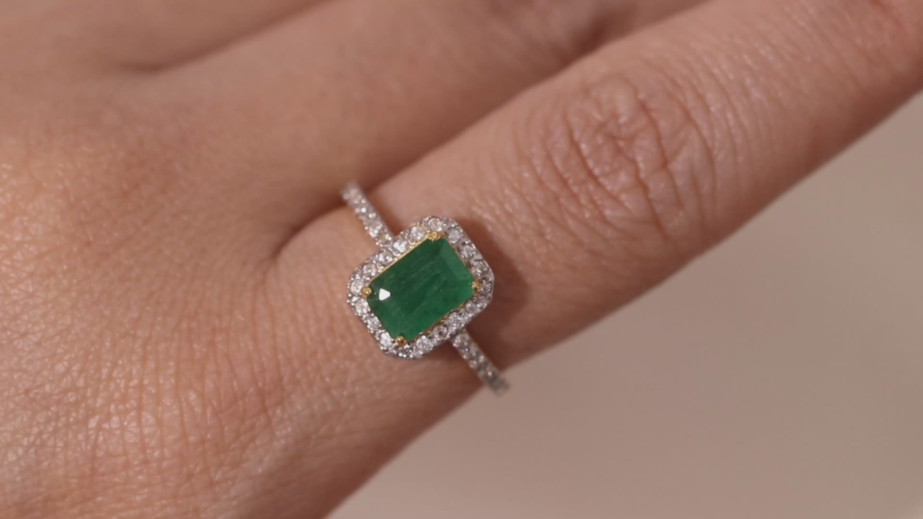 Emerald cocktail ring in 18K gold — video view