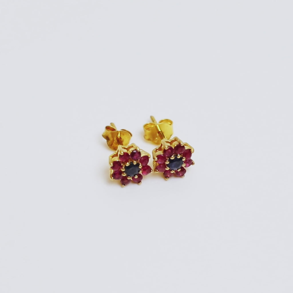 Orecchini a Perno Floreali con Zaffiro e Rubino in Oro 18K