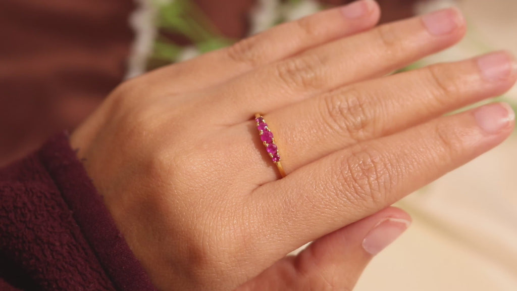 Anillo de Rubí Natural de Cinco Piedras en Oro 18K