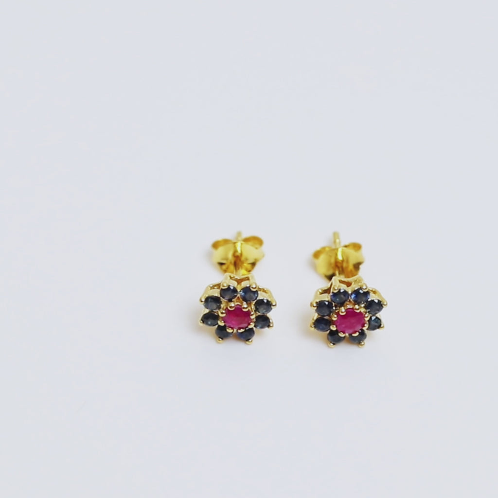 Rubin & Blauer Saphir Blüten-Ohrstecker in 18K Gold