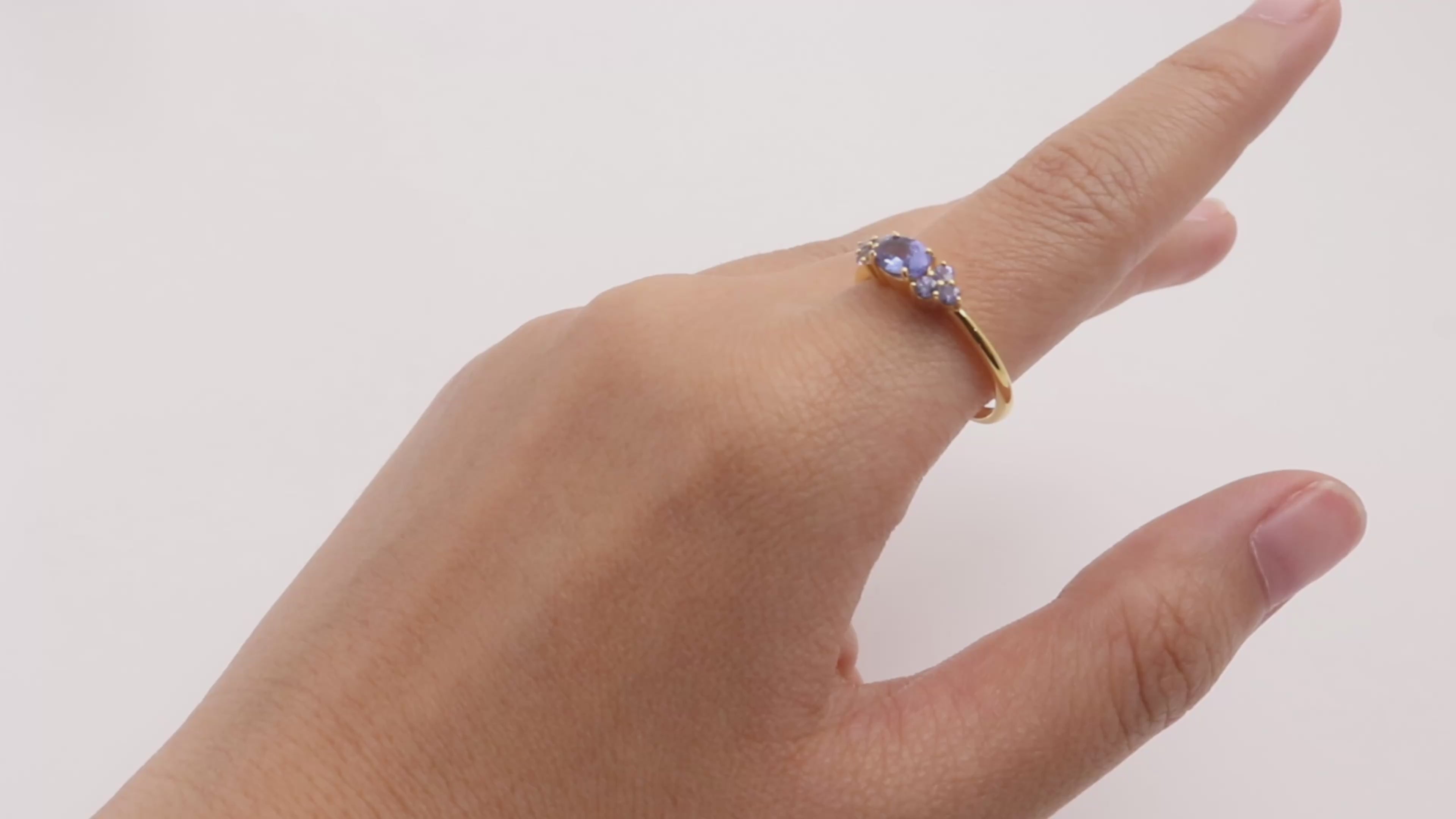 Tansanit-Ring mit sieben Steinen in 18K Gold