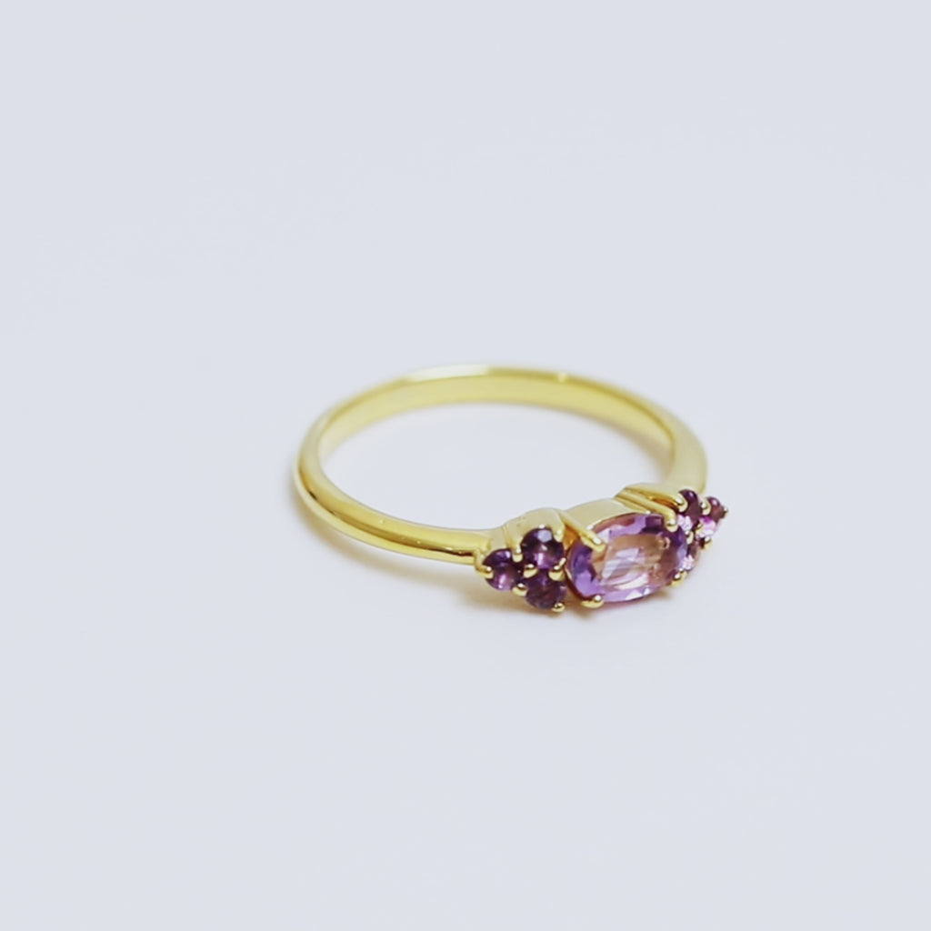 Anillo de Amatista de Siete Piedras en Oro 18K