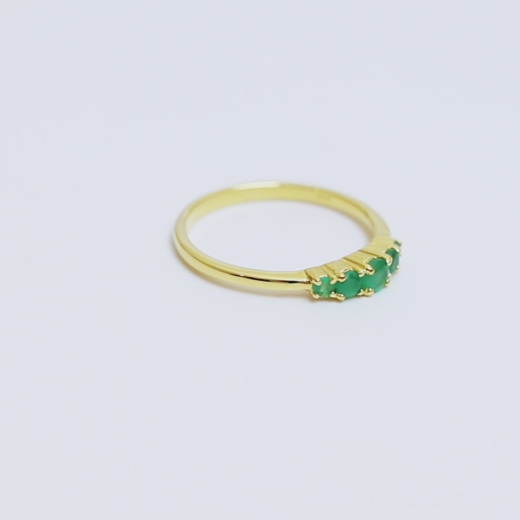 Natürlicher Smaragd-Ring mit fünf Steinen in 18K Gold