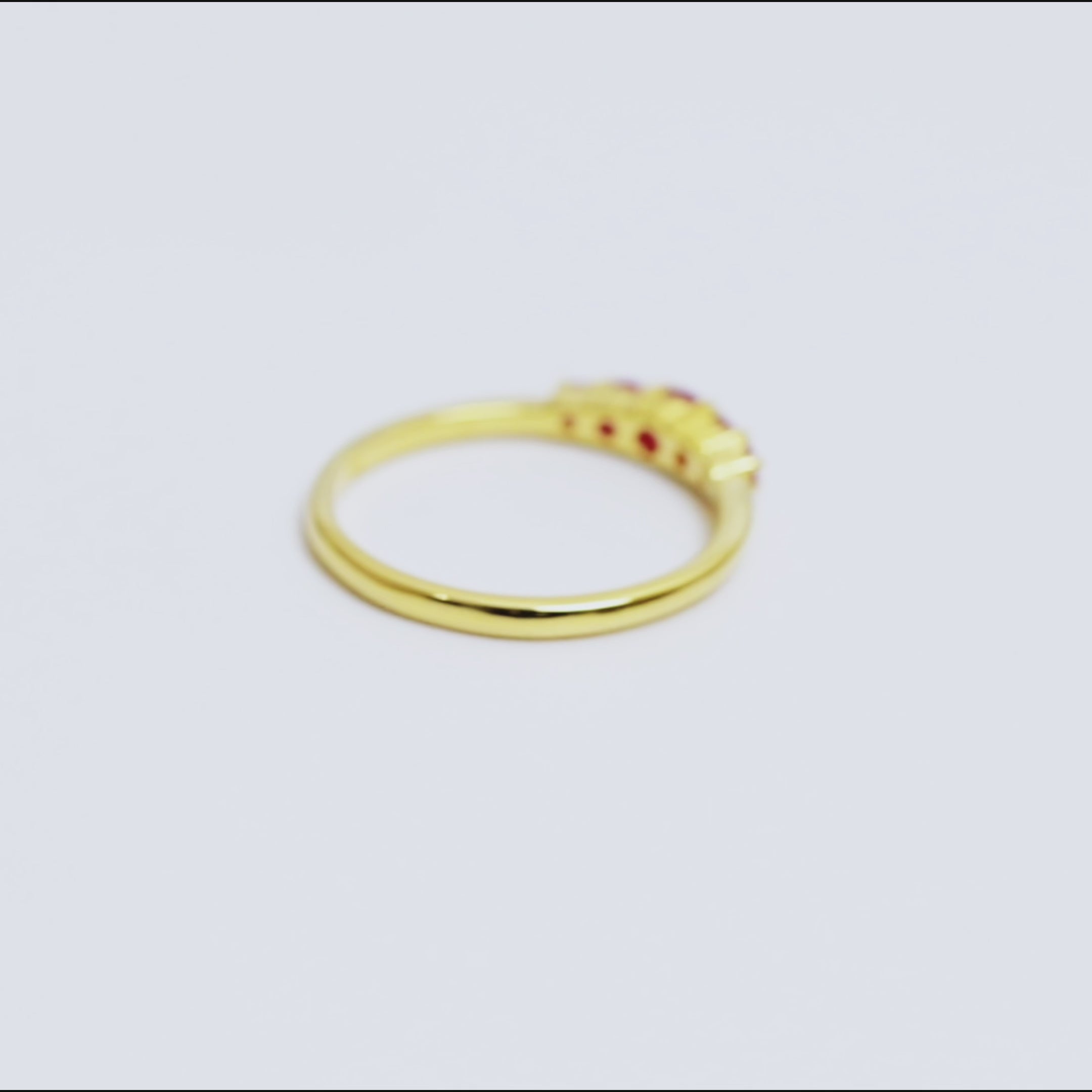 Anillo de Rubí Natural de Cinco Piedras en Oro 18K
