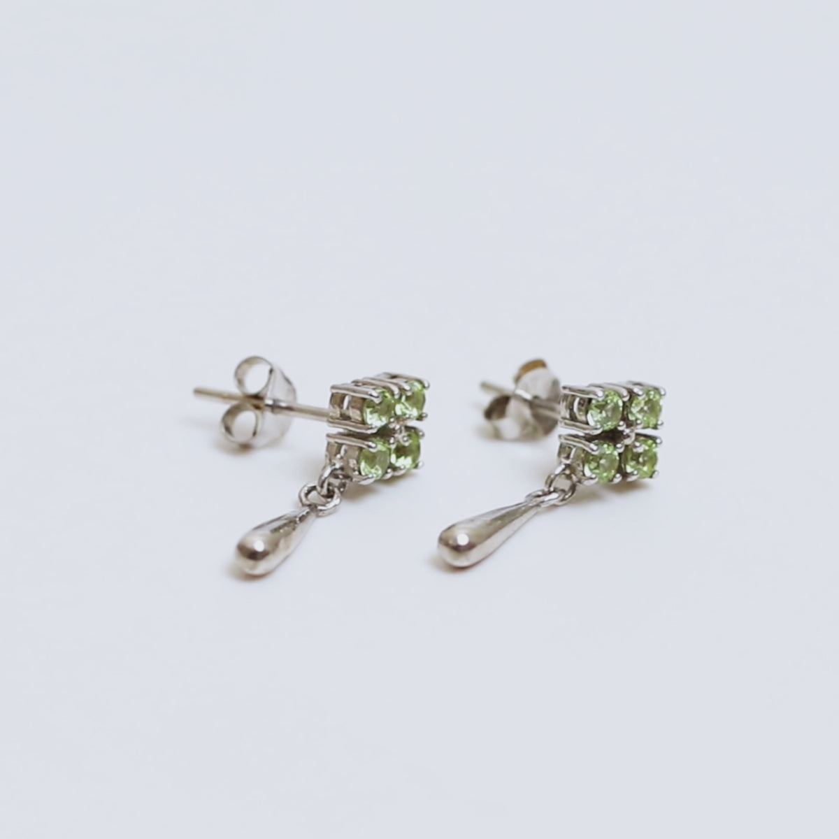 Orecchini Pendenti Minimalisti con Peridoto in Argento Sterling 925