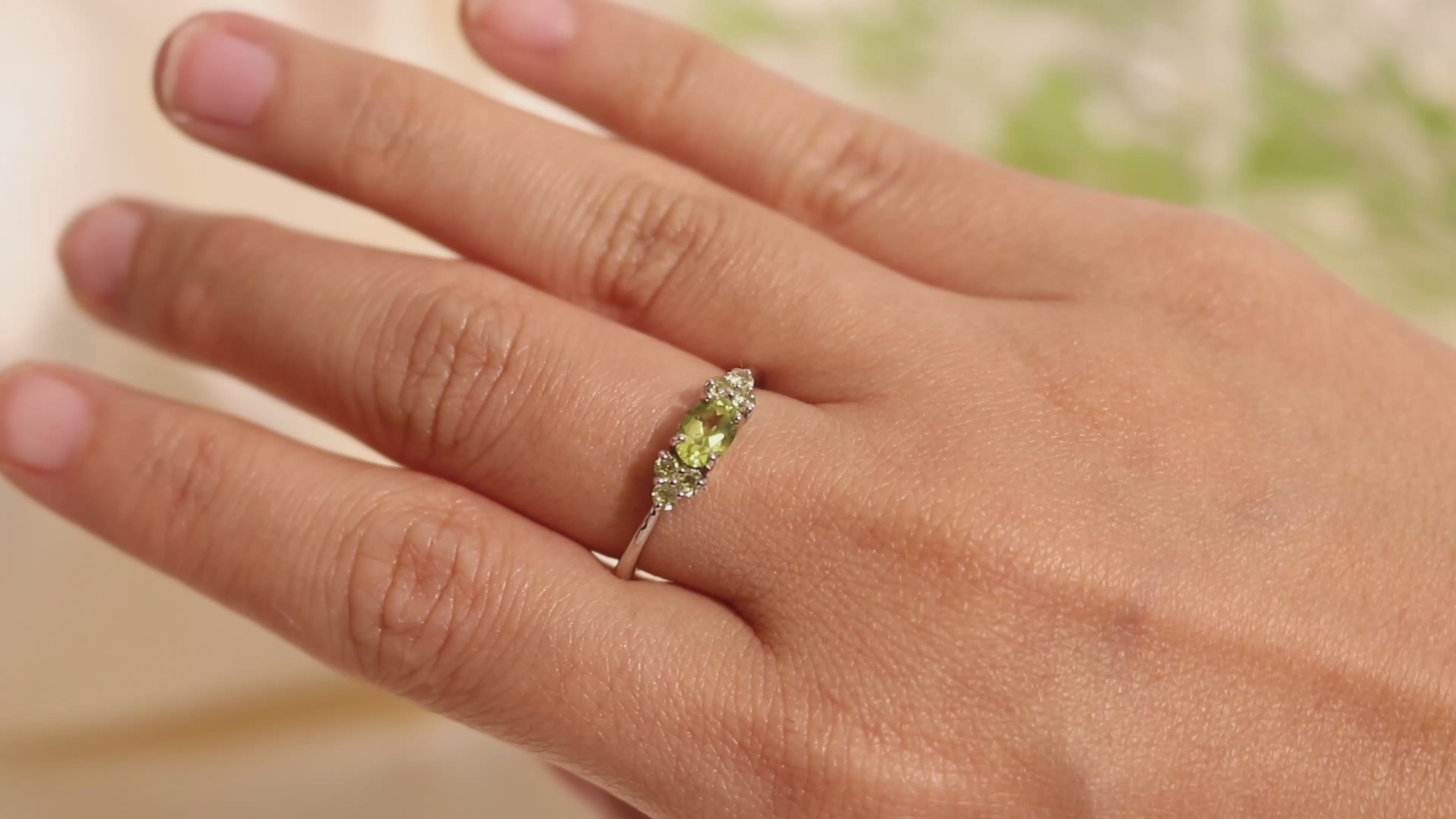 Peridot-Ring mit sieben Steinen aus 925er Sterlingsilber