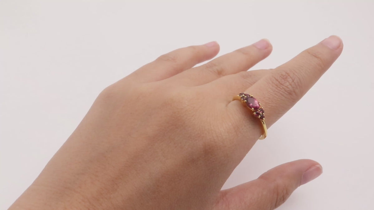 Rosa Turmalin-Ring mit sieben Steinen in 18K Gold